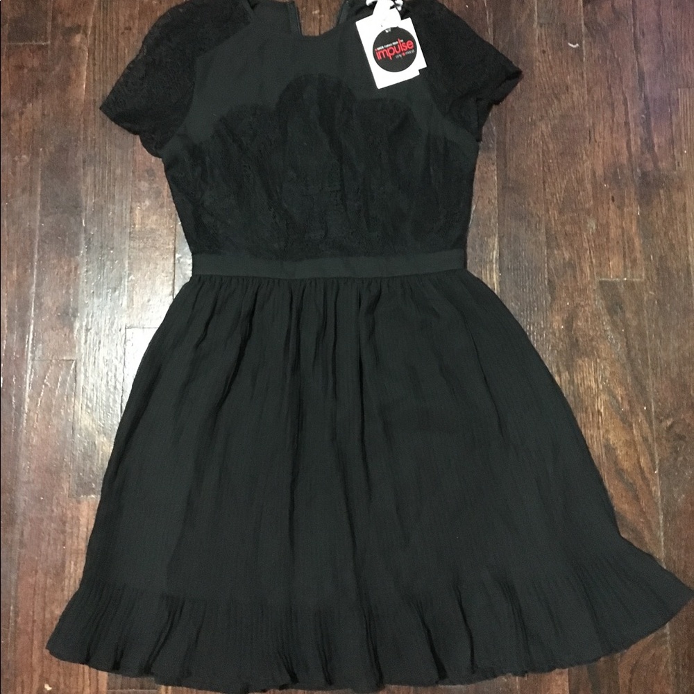 A line embroidery black short sleeve midi dress.